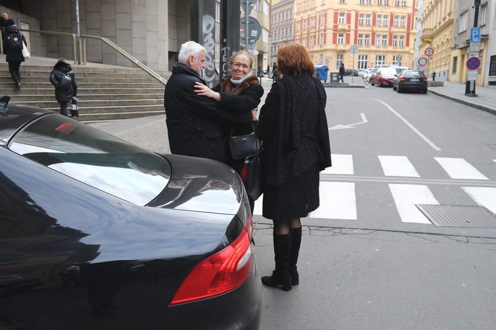 Zlata Adamovská a Petr Štěpánek se přicházejí rozloučit s Luďkem Munzarem do Národního divadla.