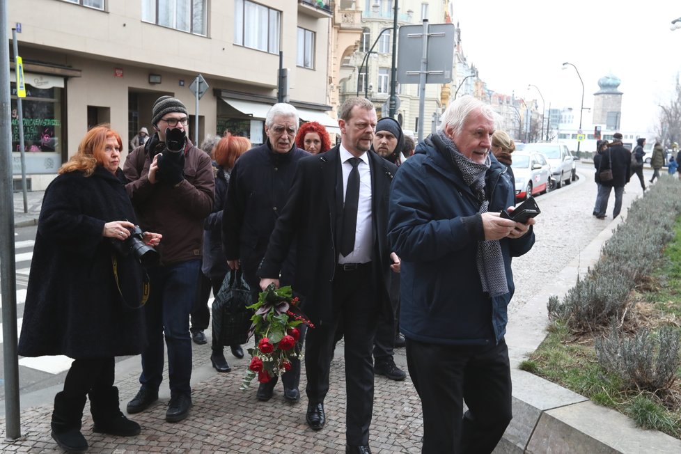 Se zesnulým Munzarem se přichází rozloučit i Martin Stránský.