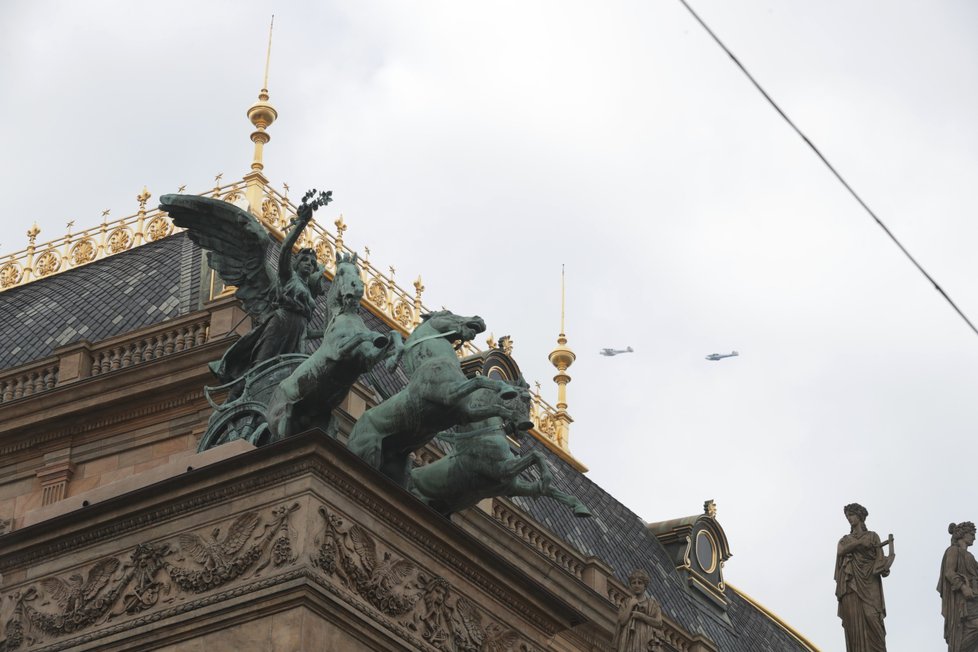 Na Munzarovu počest přeletěly nad Národním divadlem dvě letadla.