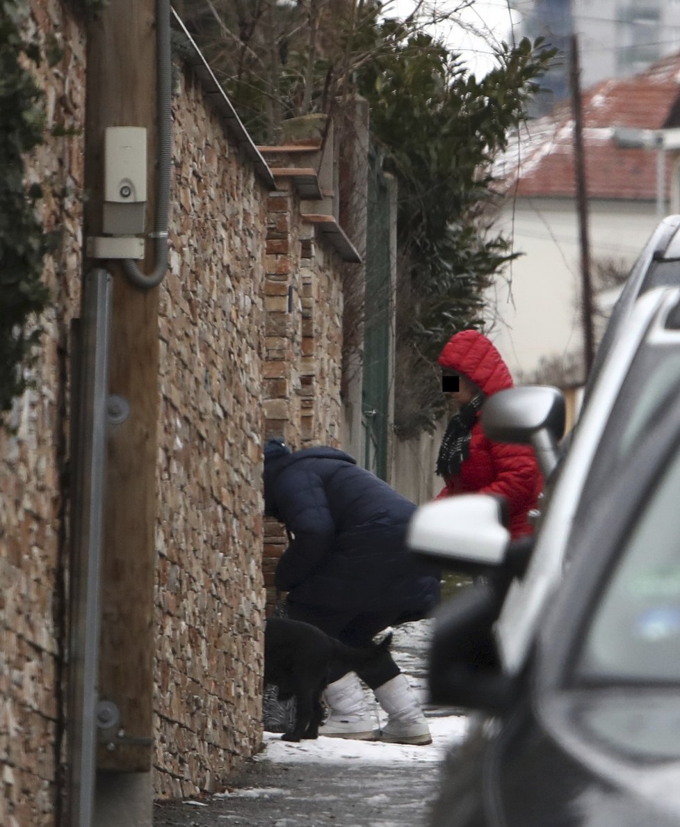 První kondolující zapalují svíčky a květiny u hercova domu.