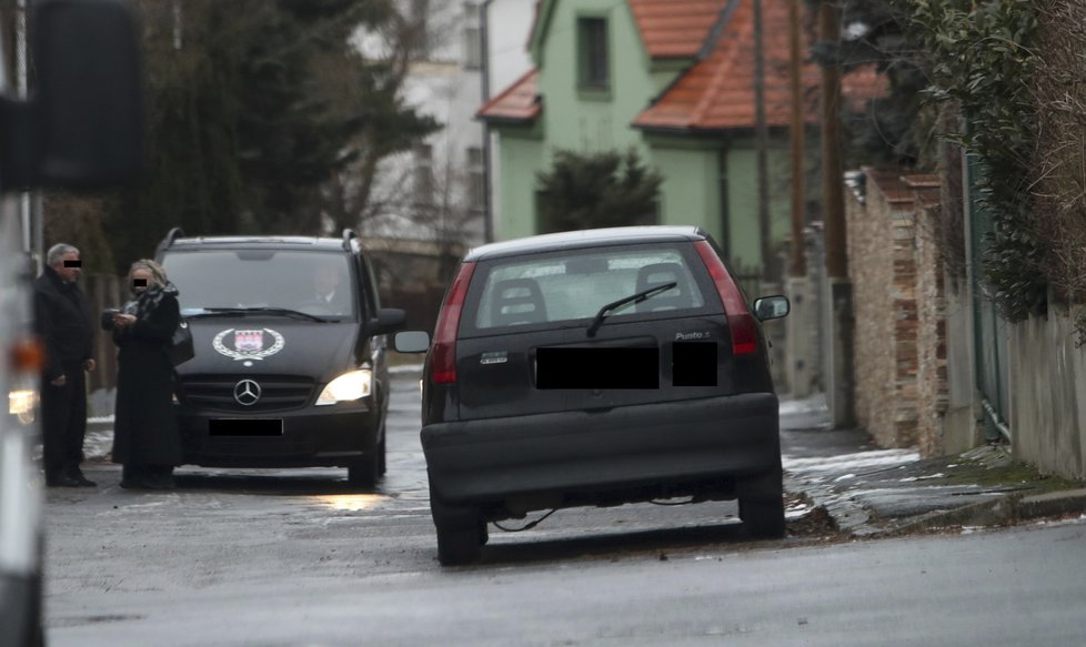 K vile zamířila v sobotu odpoledne pohřební služba.