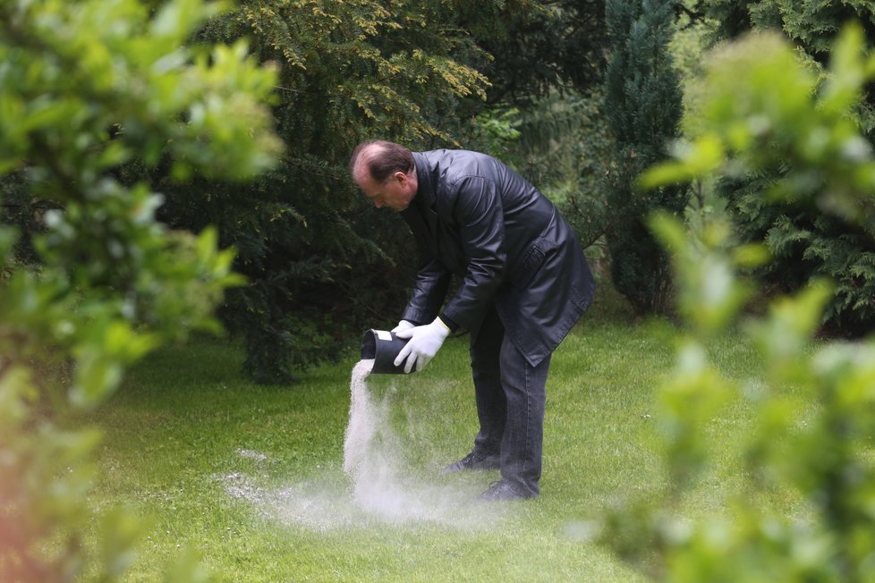 Popel rozptýlil zaměstnanec hřbitova