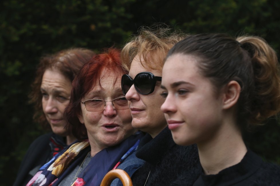 Munzarova nevlastní dcera Tereza, rodinná příbuzná, dcera Bára a vnučka Anna Dvořáková.