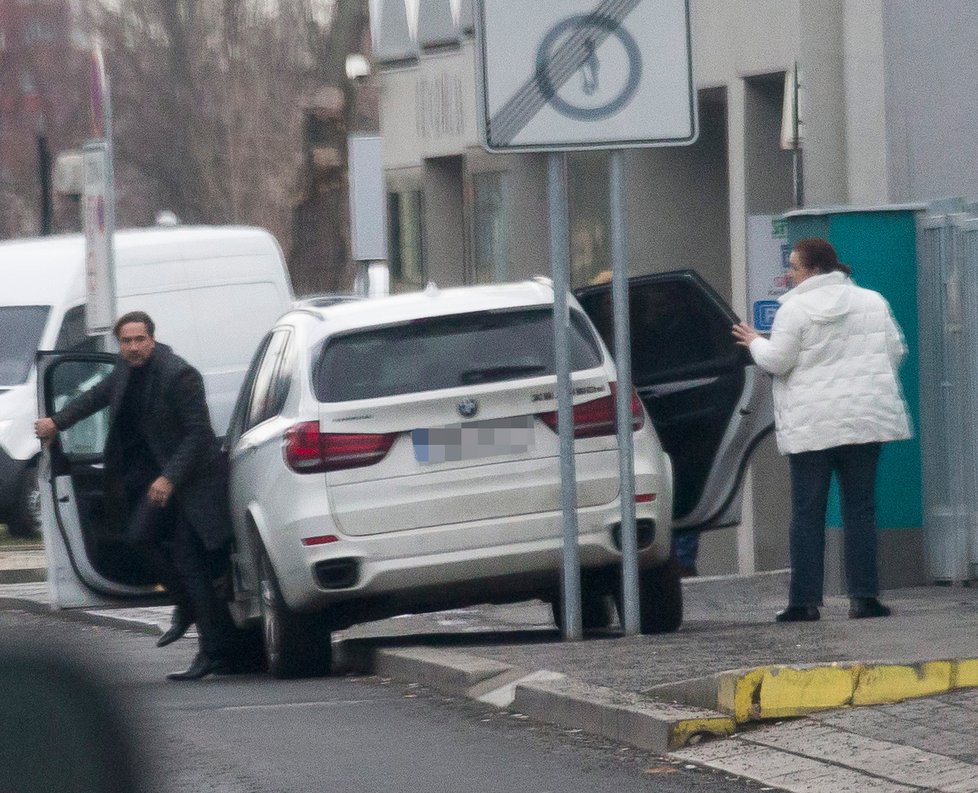 Trnavský a Munzarová zařizovali pohřeb.