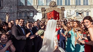 Fotograf, který následoval přítelkyni po celém světě, si svou lásku vzal