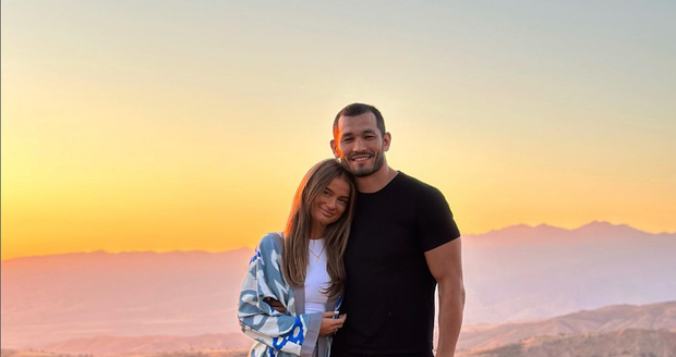 Zápasník MMA Makhmud Muradov si odvezl do Uzbekistánu svou lásku Sabinu Karáskovou.