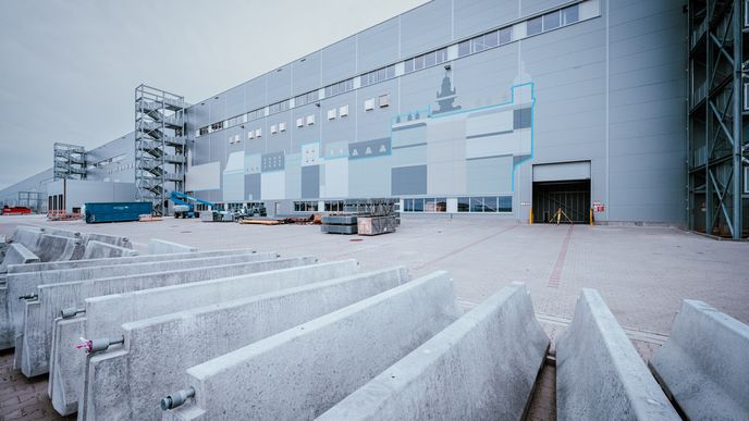 Mural na hale, kterou staví investiční skupina Accolade, vytváří steetartový umělec ChemiS. Autorkou návrhu je Lucie Parks z architektonického studia PROJEKTSTUDIO. Mural na hale, kterou staví investiční skupina Accolade, vytváří steetartový umělec ChemiS. Autorkou návrhu je Lucie Parks z architektonického studia PROJEKTSTUDIO.