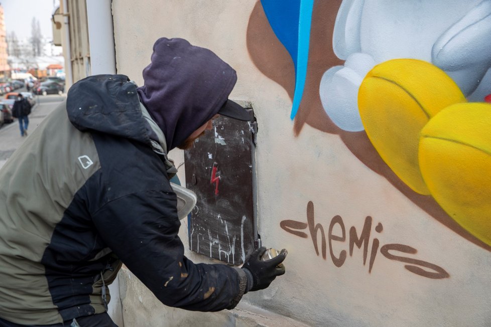 Sprejer ChemiS v Nuslích namaloval mural o Ukrajině.