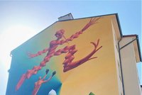 V Holešovicích je nový mural. Malba připomíná ruskou agresi na Ukrajině i sovětskou okupaci Československa