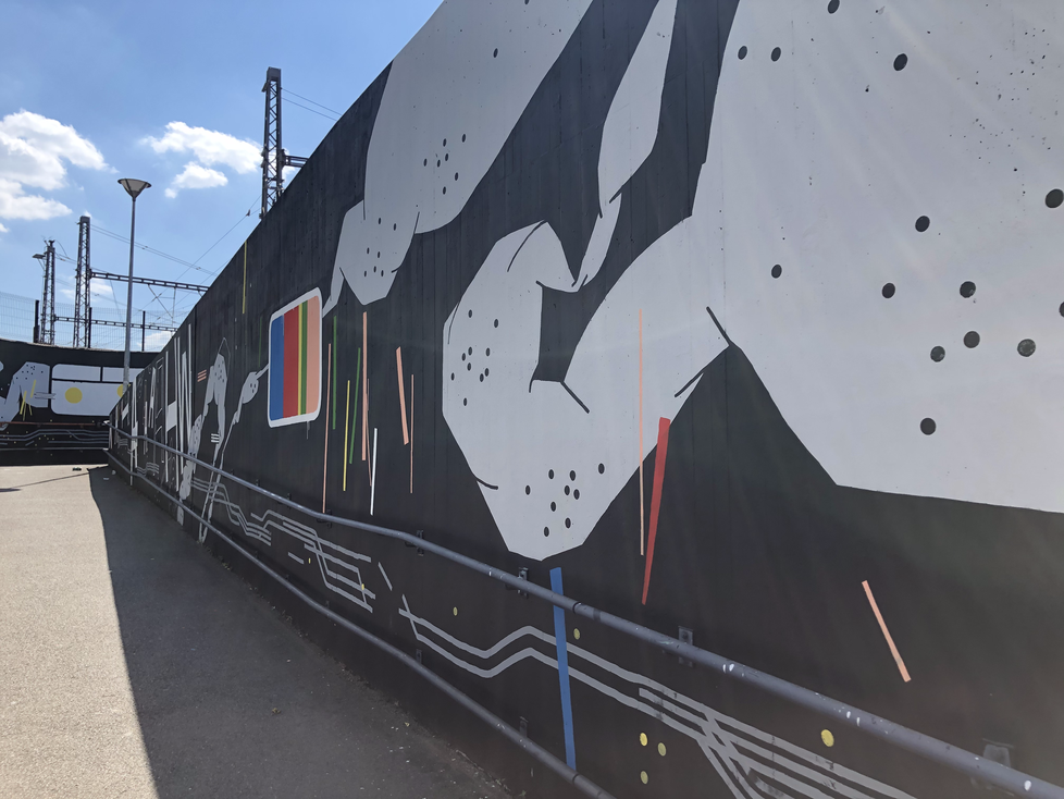Streetartoví umělci Akrobad a Obras vylepšili velkoplošnou malbou zeď v Seifertově ulici poblíž pražského hlavního nádraží. Trvalo jim to 11 dnů, vypotřebovali 200 litrů barvy.