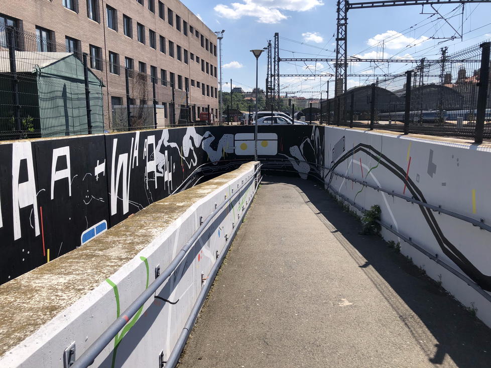 Streetartoví umělci Akrobad a Obras vylepšili velkoplošnou malbou zeď v Seifertově ulici poblíž pražského hlavního nádraží. Trvalo jim to 11 dnů, vypotřebovali 200 litrů barvy.