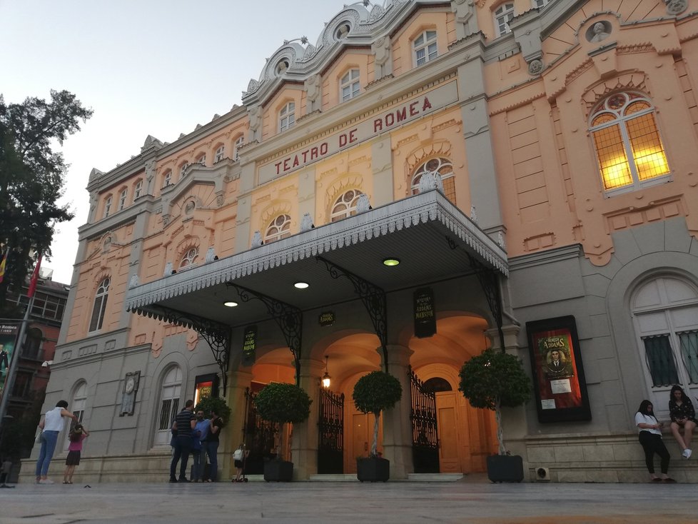 Kulturní život města reprezentuje více než 150 let divadlo Romea Theatre v historickém centru.