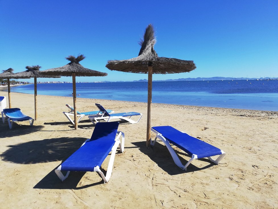 Slanou lagunu Mar Menor od Středozemního moře odděluje jen pruh nazývaný La Manga.  Místní léčivé bahno je svým složením podobné tomu z Mrtvého moře v Izraeli. Blahodárně působí na tělo a léčí nejen kožní onemocnění, ale hlavně bolavé klouby, revma a podobně.