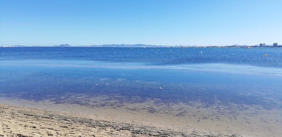 Slanou lagunu Mar Menor od Středozemního moře odděluje jen pruh nazývaný La Manga.  Místní léčivé bahno je svým složením podobné tomu z Mrtvého moře v Izraeli. Blahodárně působí na tělo a léčí nejen kožní onemocnění, ale hlavně bolavé klouby, revma a podobně.