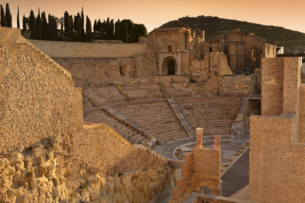 V Cartageně najdete Římské divadlo staré přes 2000 let, hrad Castillo de la Concepción nebo římské lázně, jedno z největších městských archeologických nalezišť ve Španělsku.