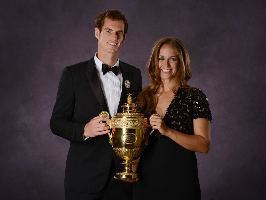 Andy Murray se svojí wimbledonskou trofejí a manželkou Kim
