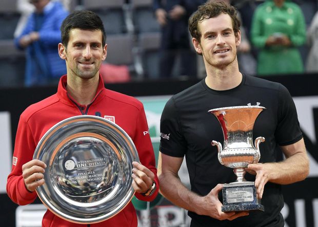 Andy Murray a Novak Djokovič během závěrečného ceremoniálu Andy Murray a Novak Djokovič během závěrečného ceremoniálu