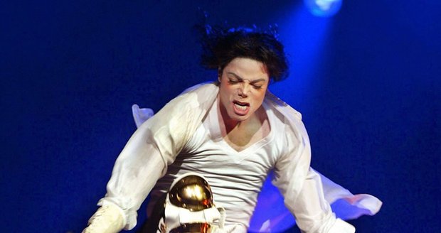 Na Michaela Jacksona fanoušci nikdy nezapomenou. Stal se legendou. Jeho jméno však nyní zaznívá nejčastěji především v soudní síni, jeho osobní doktor se vytrvale brání trestu za podíl na zpěvákově smrti