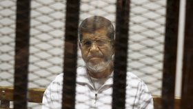 Egyptskému exprezidentovi Mursímu přiřkl soud trest smrti.