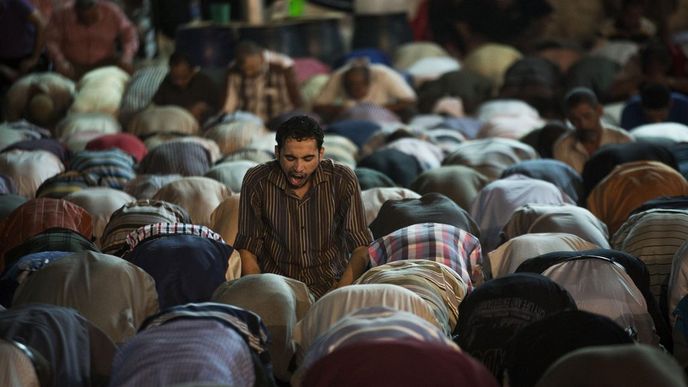 Mursího příznivci se modlí během demonstrace