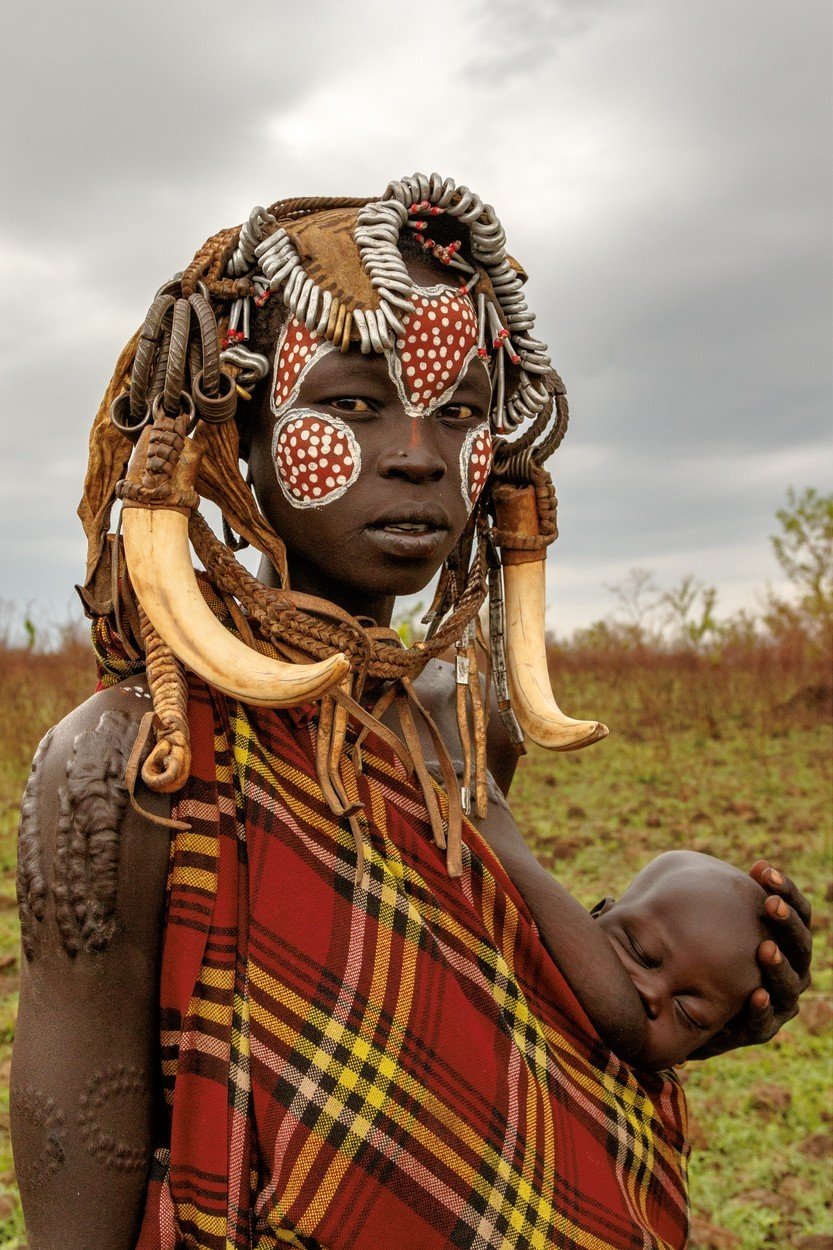 Africký kmen Mursiů dodnes dodržuje tradice, které opravdu bolí!