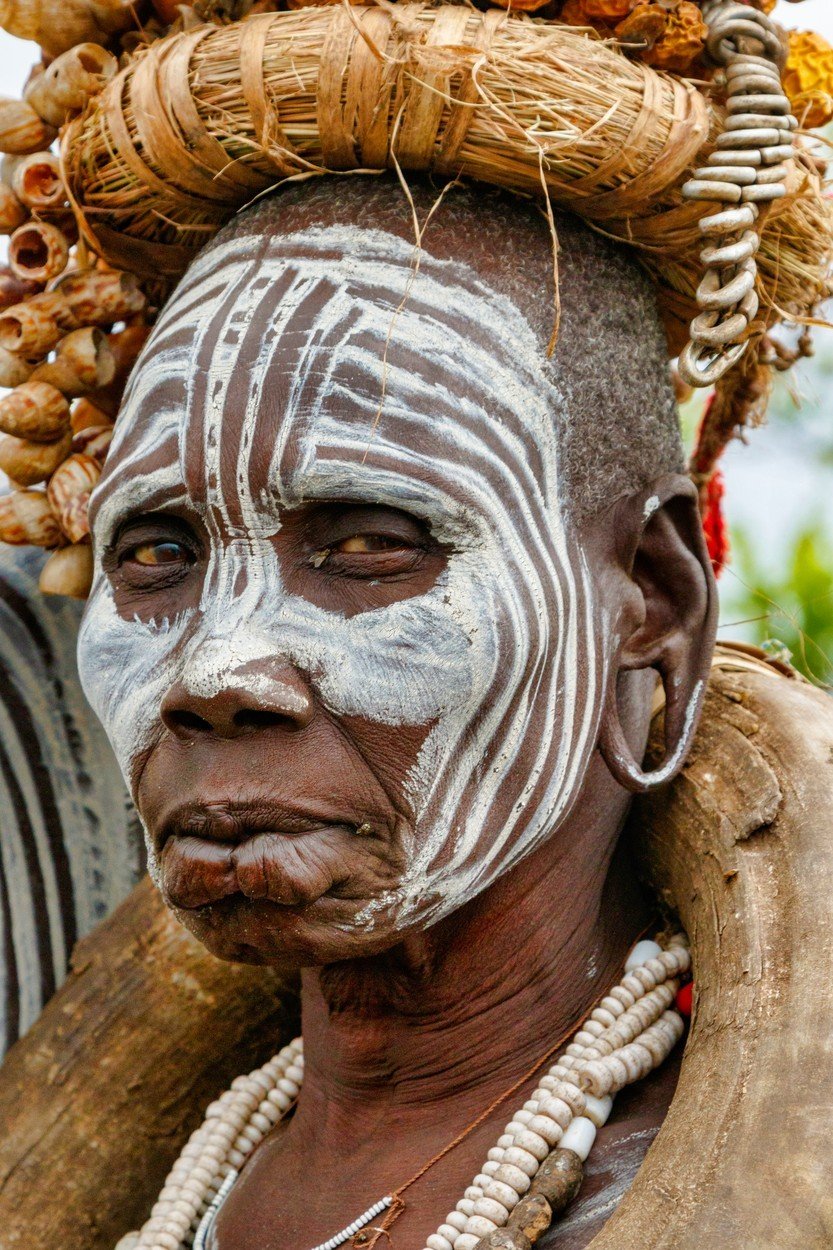 Africký kmen Mursiů dodnes dodržuje tradice, které opravdu bolí!