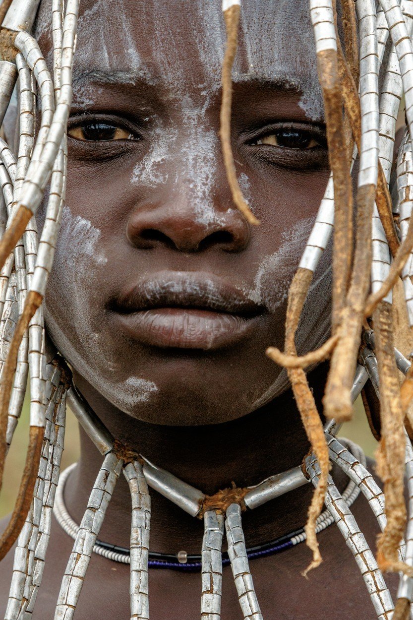 Africký kmen Mursiů dodnes dodržuje tradice, které opravdu bolí!