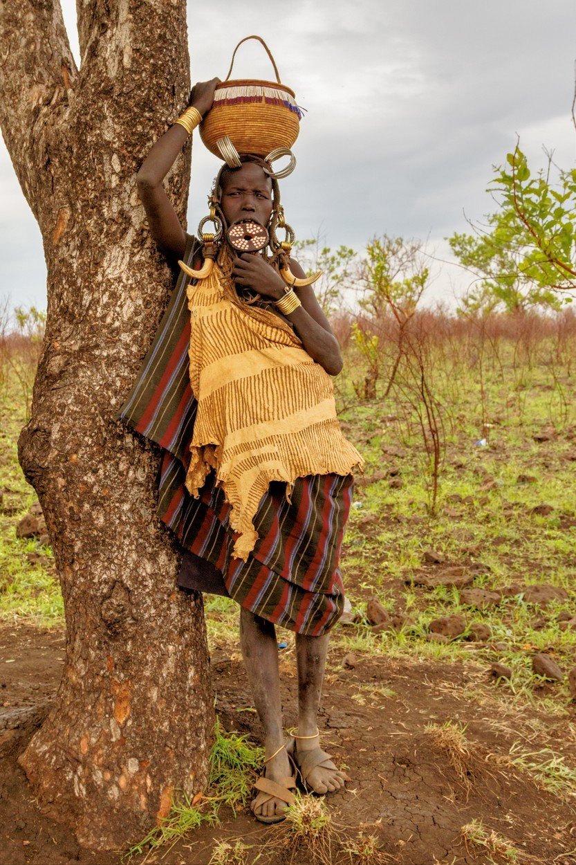 Africký kmen Mursiů dodnes dodržuje tradice, které opravdu bolí!