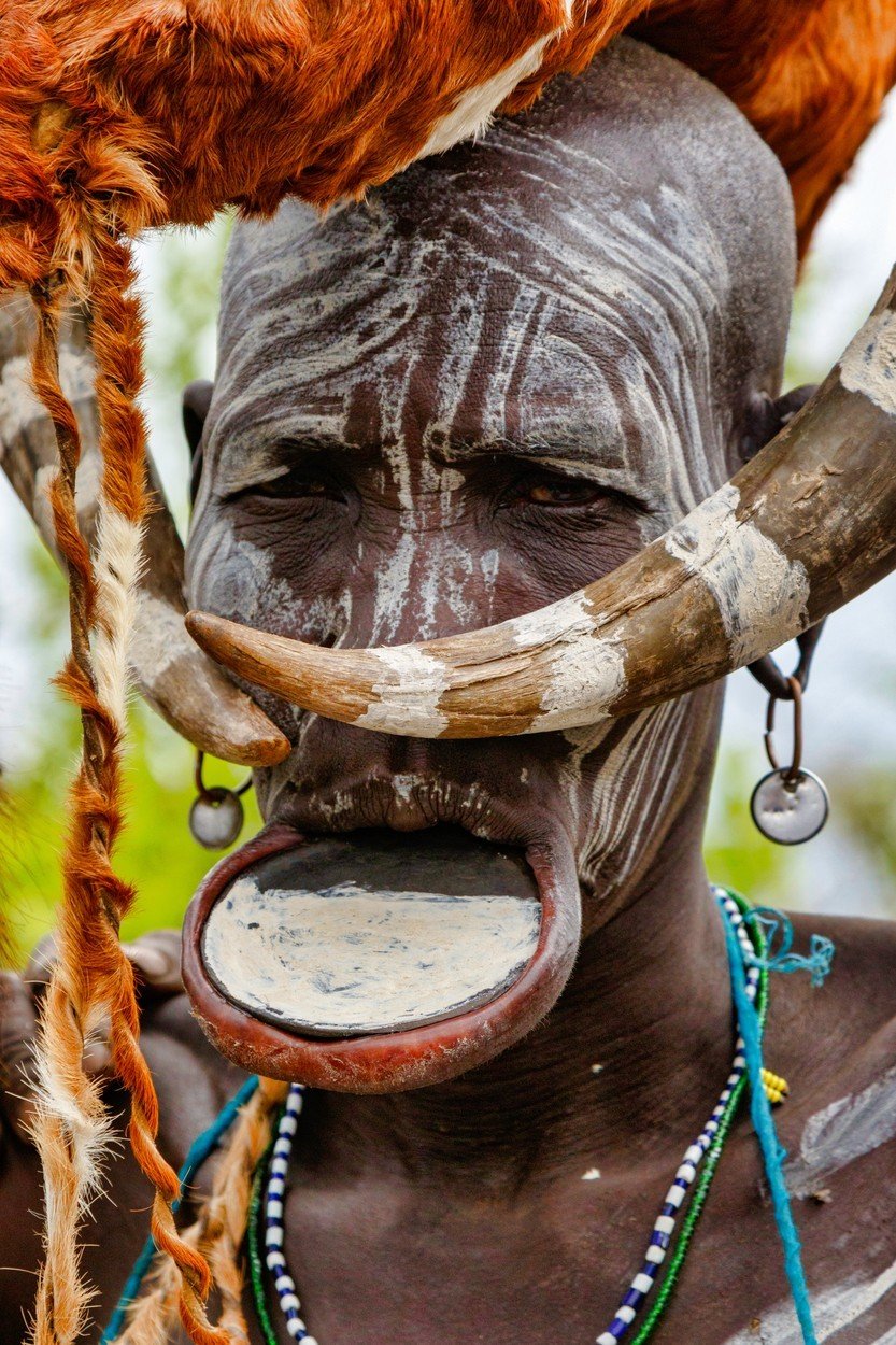 Africký kmen Mursiů dodnes dodržuje tradice, které opravdu bolí!