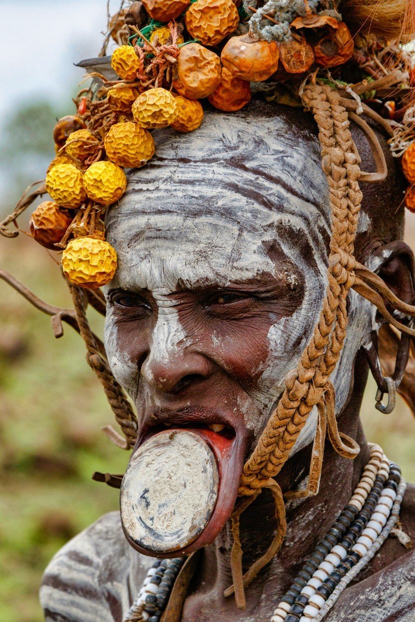 Africký kmen Mursiů dodnes dodržuje tradice, které opravdu bolí!