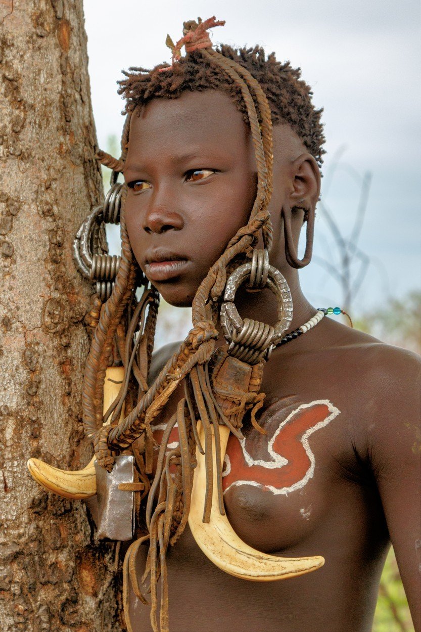 Africký kmen Mursiů dodnes dodržuje tradice, které opravdu bolí!