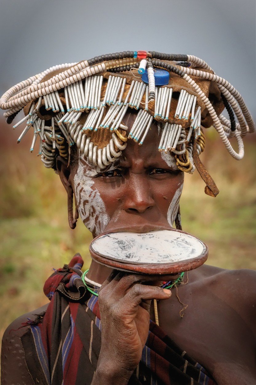 Africký kmen Mursiů dodnes dodržuje tradice, které opravdu bolí!