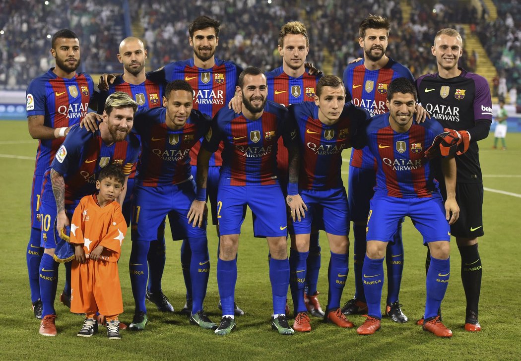 Afghánec Murtaza Ahmady se fotil s celým týmem Barcelony