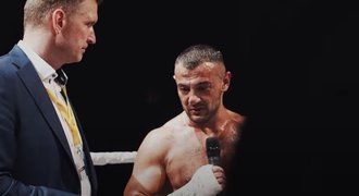 Boxer zkolaboval v ringu: Lékařům překáželi fanoušci, bojovník zemřel