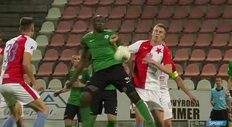 Gól Slavie byl neregulérní, měla kopat penaltu. Jak viděli situaci sudí?