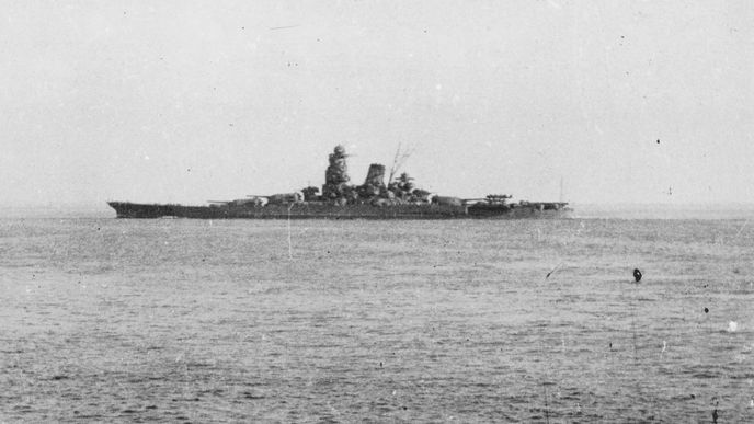 Japonská bitevní loď Musashi opouštějící Brunej na Borneu v roce 1944, možná 22. října. Odplouvala, aby se zúčastnila bitvy u zálivu Leyte. Fotografoval japonský námořník Tobei Shiraishi z torpédoborce Isokaze.