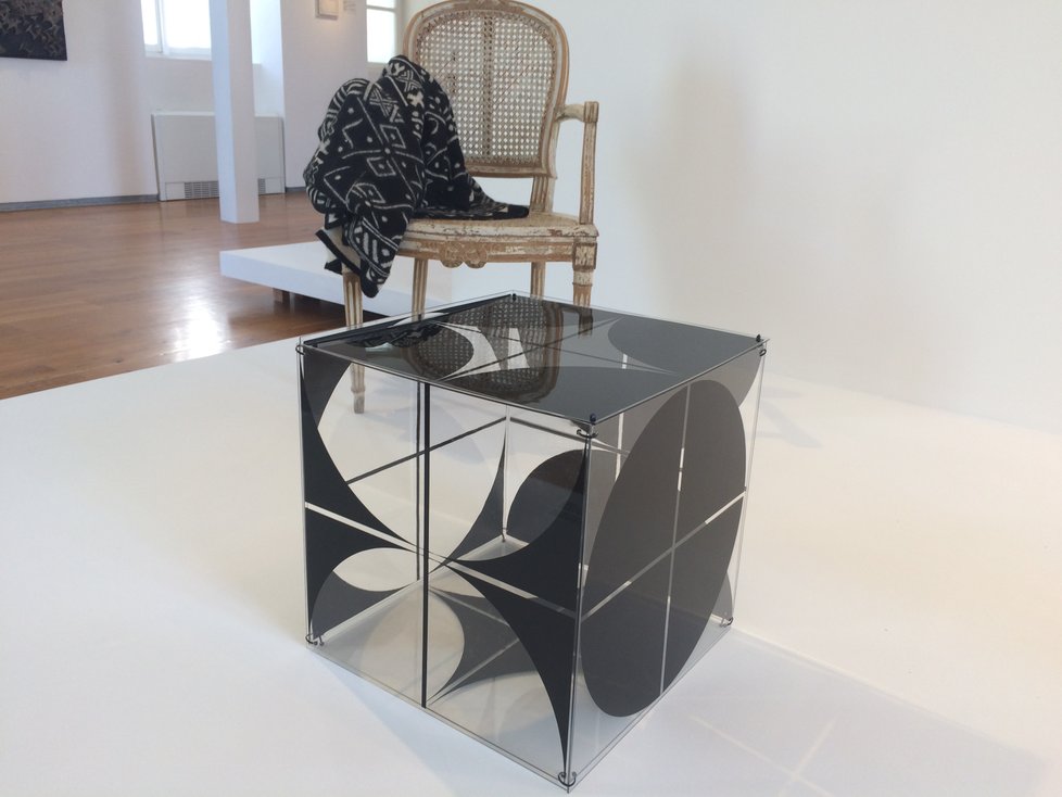 Skleněnou krychlovou skulpturu od Miloše Urbáska obdržela Meda Mládková jako dar. Využívala ji doma jako stolek.