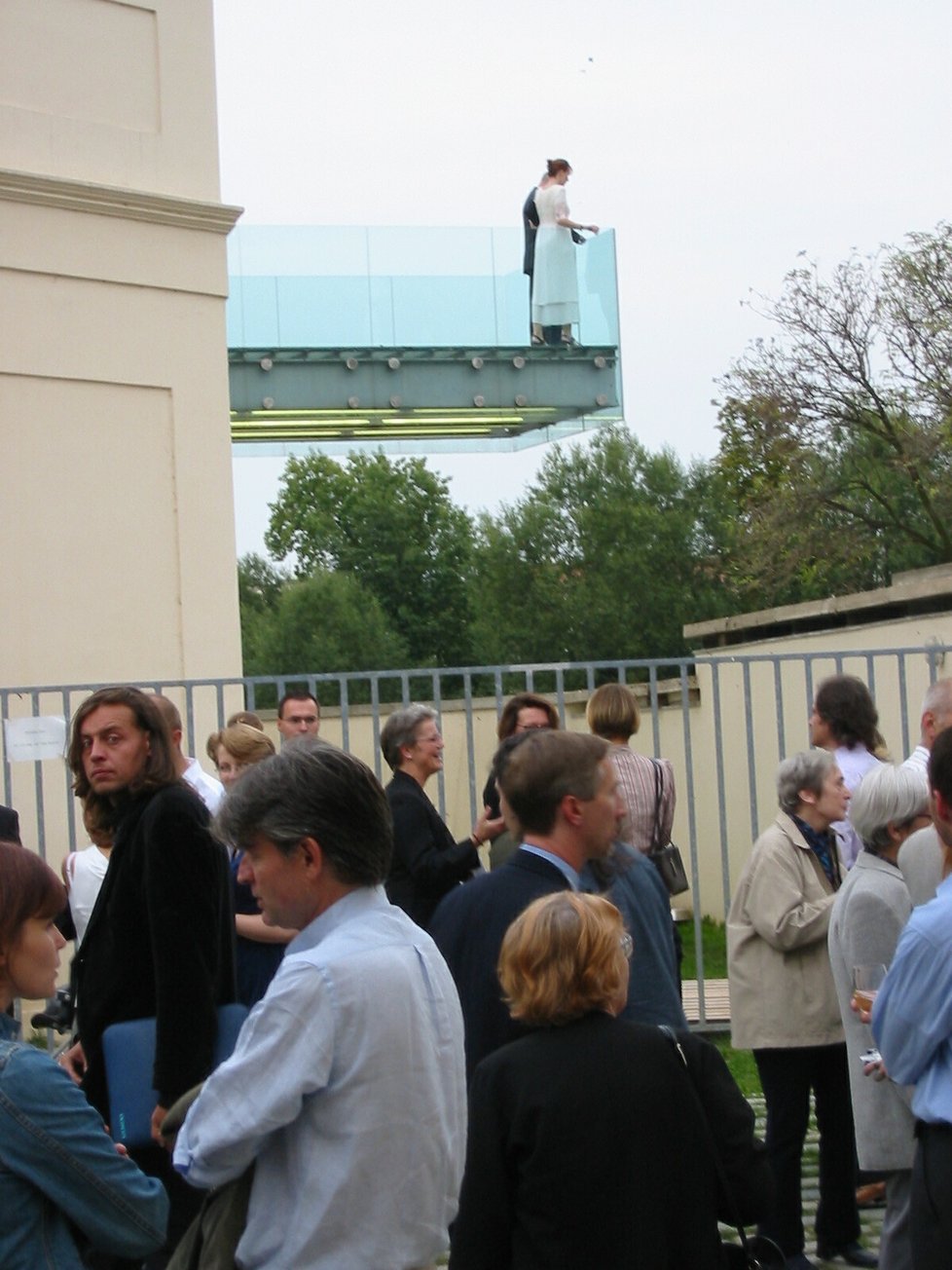 Rok od ničivé povodně bylo Museum Kampa konečně otevřeno veřejnosti. Přítomen slavnostnímu zprovoznění muzea moderního umění byl tehdy i někdejší prezident Václav Havel s chotí, ministr kultury Pavel Dostál, a řada dalších vzácných hostů. (2003)