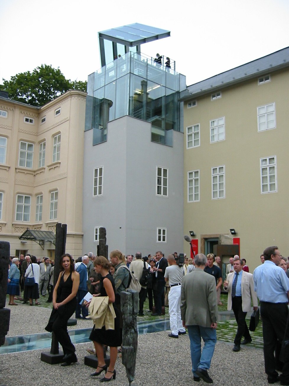 Rok od ničivé povodně bylo Museum Kampa konečně otevřeno veřejnosti. Přítomen slavnostnímu zprovoznění muzea moderního umění byl tehdy i někdejší prezident Václav Havel s chotí, ministr kultury Pavel Dostál, a řada dalších vzácných hostů. (2003)