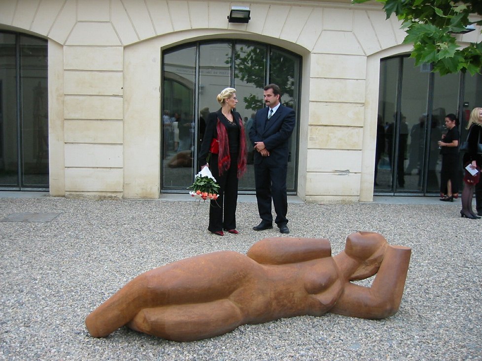 Rok od ničivé povodně bylo Museum Kampa konečně otevřeno veřejnosti. Přítomen slavnostnímu zprovoznění muzea moderního umění byl tehdy i někdejší prezident Václav Havel s chotí, ministr kultury Pavel Dostál, a řada dalších vzácných hostů. (2003)