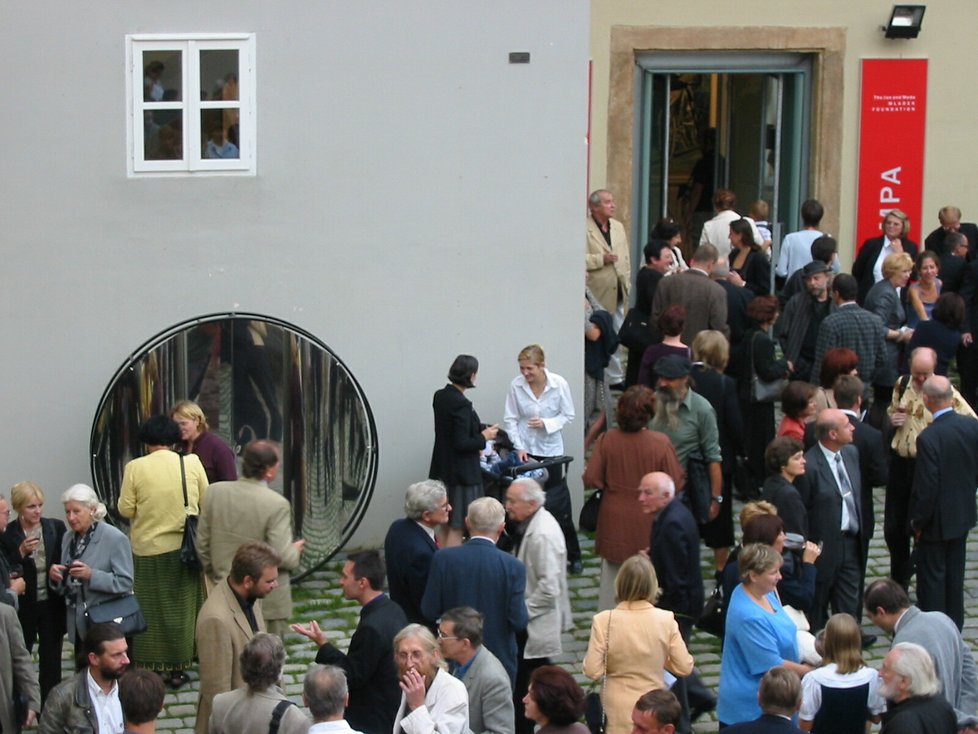 Rok od ničivé povodně bylo Museum Kampa konečně otevřeno veřejnosti. Přítomen slavnostnímu zprovoznění muzea moderního umění byl tehdy i někdejší prezident Václav Havel s chotí, ministr kultury Pavel Dostál, a řada dalších vzácných hostů. (2003)