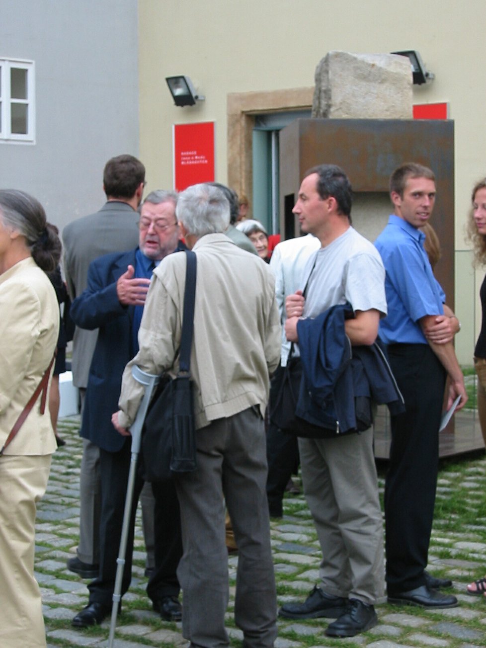 Rok od ničivé povodně bylo Museum Kampa konečně otevřeno veřejnosti. Přítomen slavnostnímu zprovoznění muzea moderního umění byl tehdy i někdejší prezident Václav Havel s chotí, ministr kultury Pavel Dostál, a řada dalších vzácných hostů. (2003)