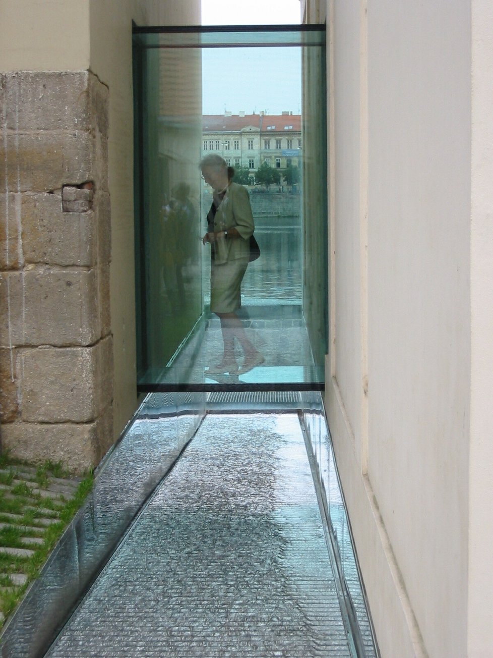 Rok od ničivé povodně bylo Museum Kampa konečně otevřeno veřejnosti. Přítomen slavnostnímu zprovoznění muzea moderního umění byl tehdy i někdejší prezident Václav Havel s chotí, ministr kultury Pavel Dostál, a řada dalších vzácných hostů. (2003)