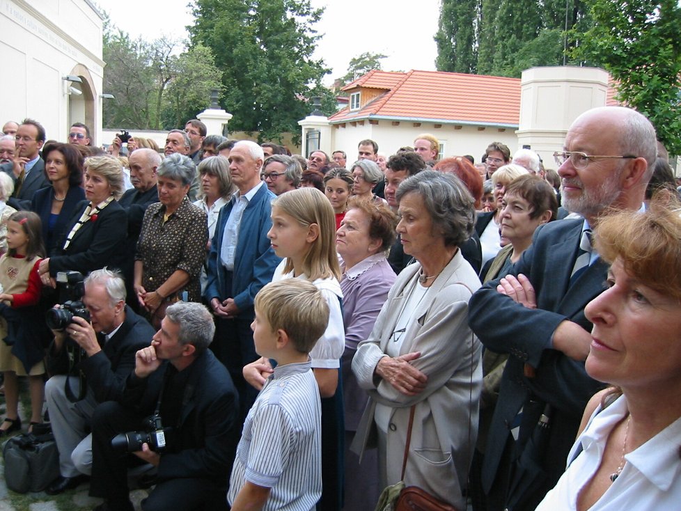 Rok od ničivé povodně bylo Museum Kampa konečně otevřeno veřejnosti. Přítomen slavnostnímu zprovoznění muzea moderního umění byl tehdy i někdejší prezident Václav Havel s chotí, ministr kultury Pavel Dostál, a řada dalších vzácných hostů. (2003)