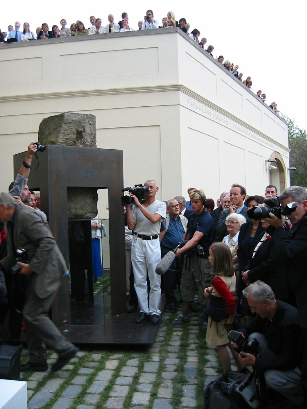 Rok od ničivé povodně bylo Museum Kampa konečně otevřeno veřejnosti. Přítomen slavnostnímu zprovoznění muzea moderního umění byl tehdy i někdejší prezident Václav Havel s chotí, ministr kultury Pavel Dostál, a řada dalších vzácných hostů. (2003)