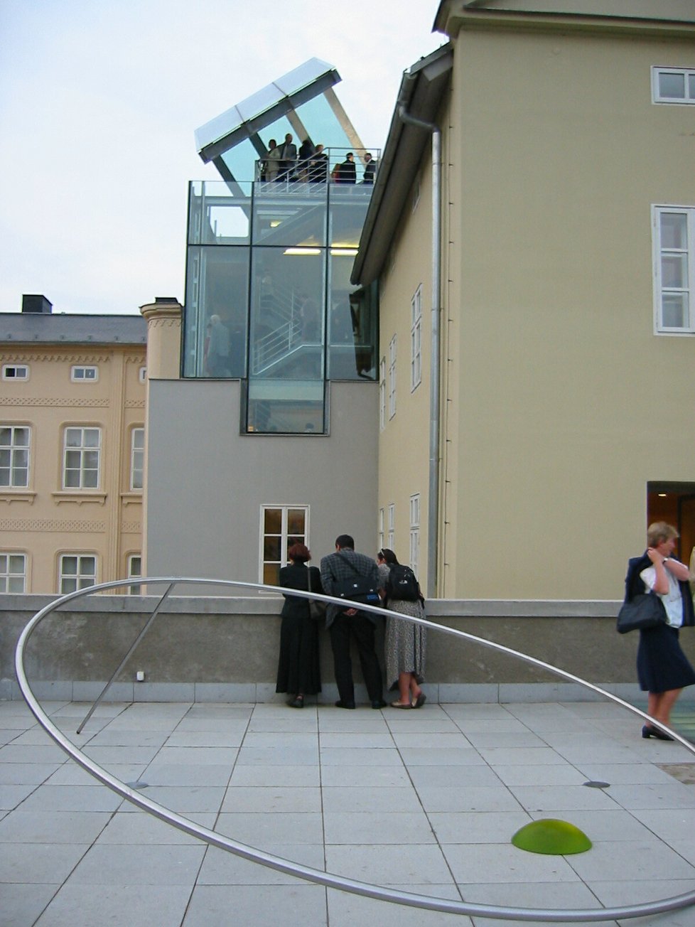 Rok od ničivé povodně bylo Museum Kampa konečně otevřeno veřejnosti. Přítomen slavnostnímu zprovoznění muzea moderního umění byl tehdy i někdejší prezident Václav Havel s chotí, ministr kultury Pavel Dostál, a řada dalších vzácných hostů. (2003)