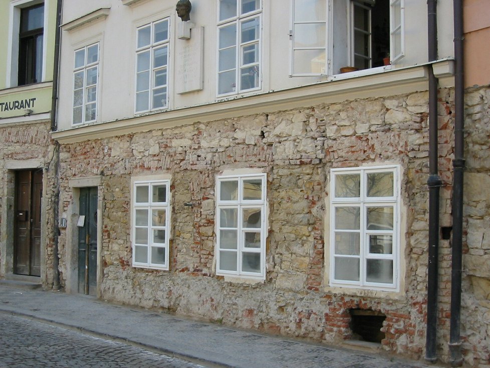 Rok od ničivé povodně bylo Museum Kampa konečně otevřeno veřejnosti. Přítomen slavnostnímu zprovoznění muzea moderního umění byl tehdy i někdejší prezident Václav Havel s chotí, ministr kultury Pavel Dostál, a řada dalších vzácných hostů. (2003)