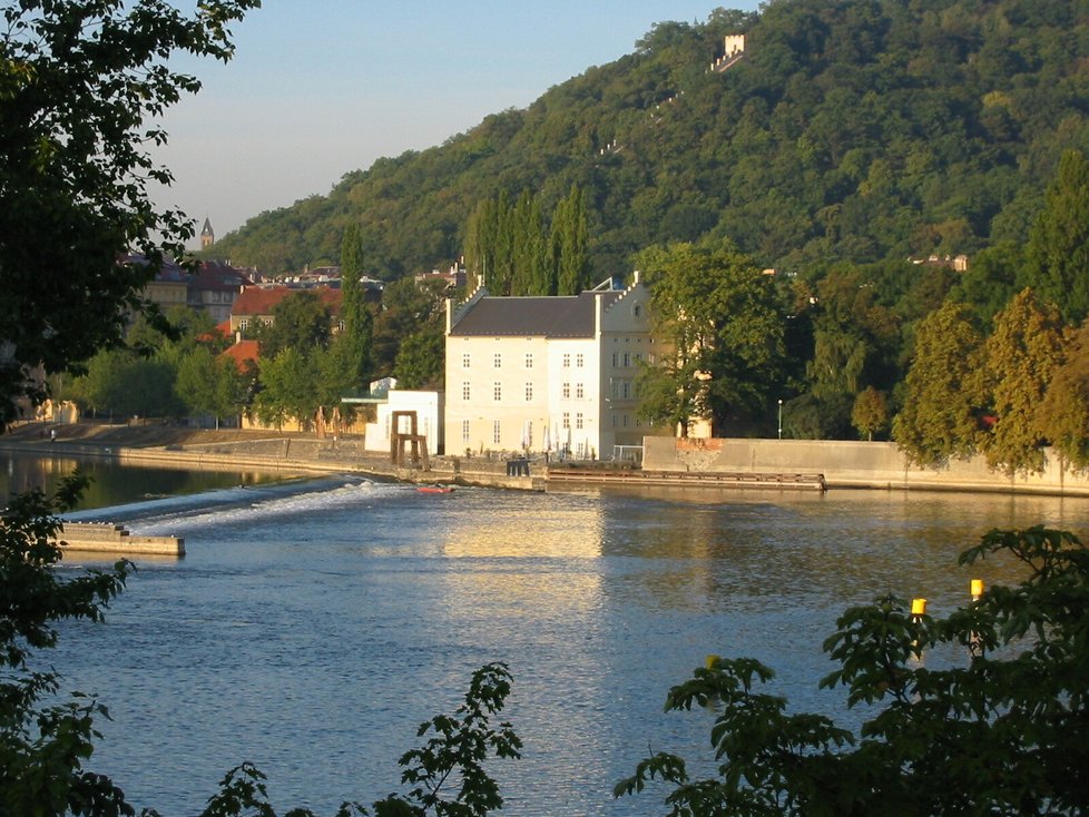 Takto vypadalo Museum Kampa v roce 2003 - i s obnovenou židlí od Magdalény Jetelové, kterou unesla povodeň v roce 2002.