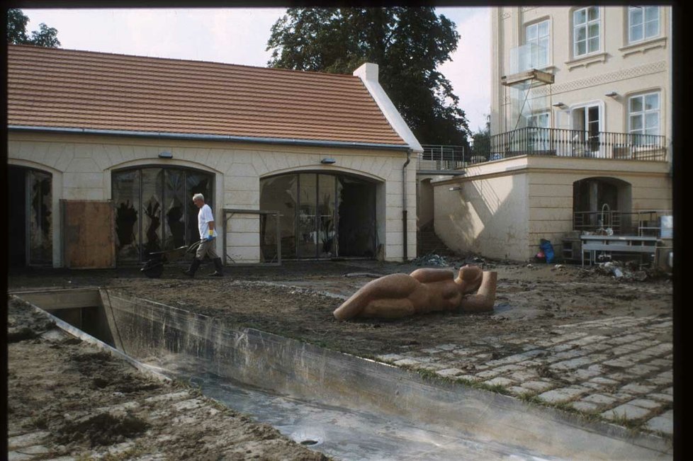 Takto vypadaly Sovovy mlýny, kde dnes sídlí Museum Kampa, po povodních v srpnu 2002, když opadla voda.