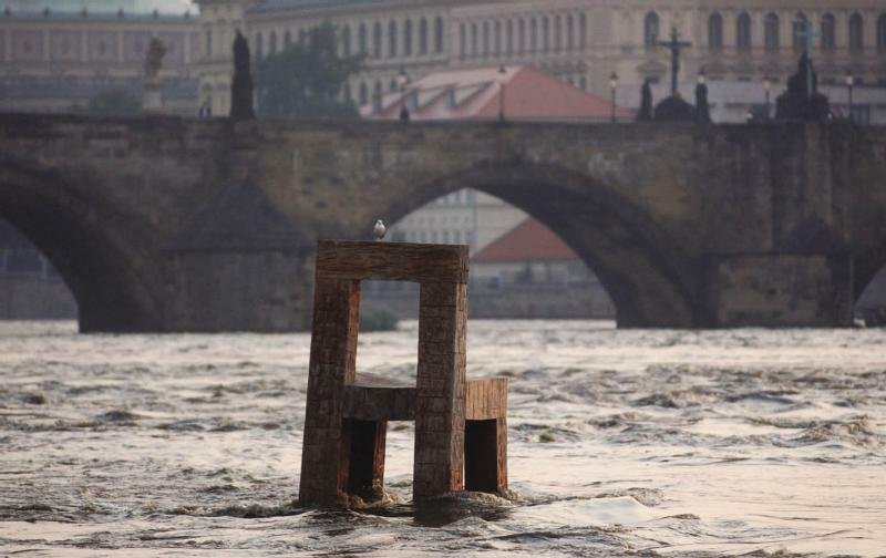 Jeden ze symbolů povodní 2002: Téměř čtyřmetorvá dřevěná socha Magdalény Jetelové neodolala síle vodního proudu a nechala se odnést až na Mělnicko.